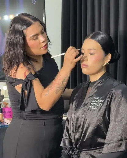 The Beauty School · práctica, backstage y eventos de la carrera