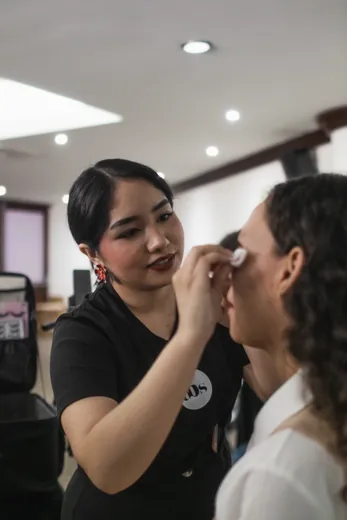 The Beauty School · práctica, backstage y eventos de la carrera
