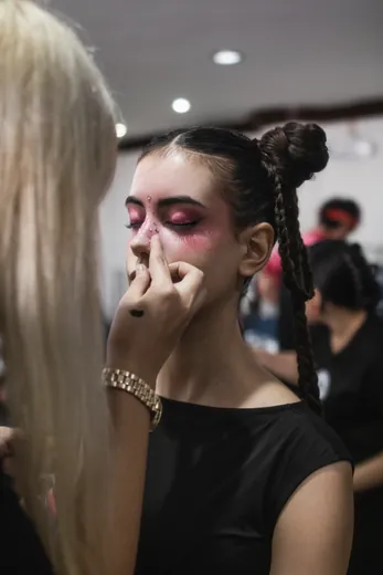 The Beauty School · práctica, backstage y eventos de la carrera