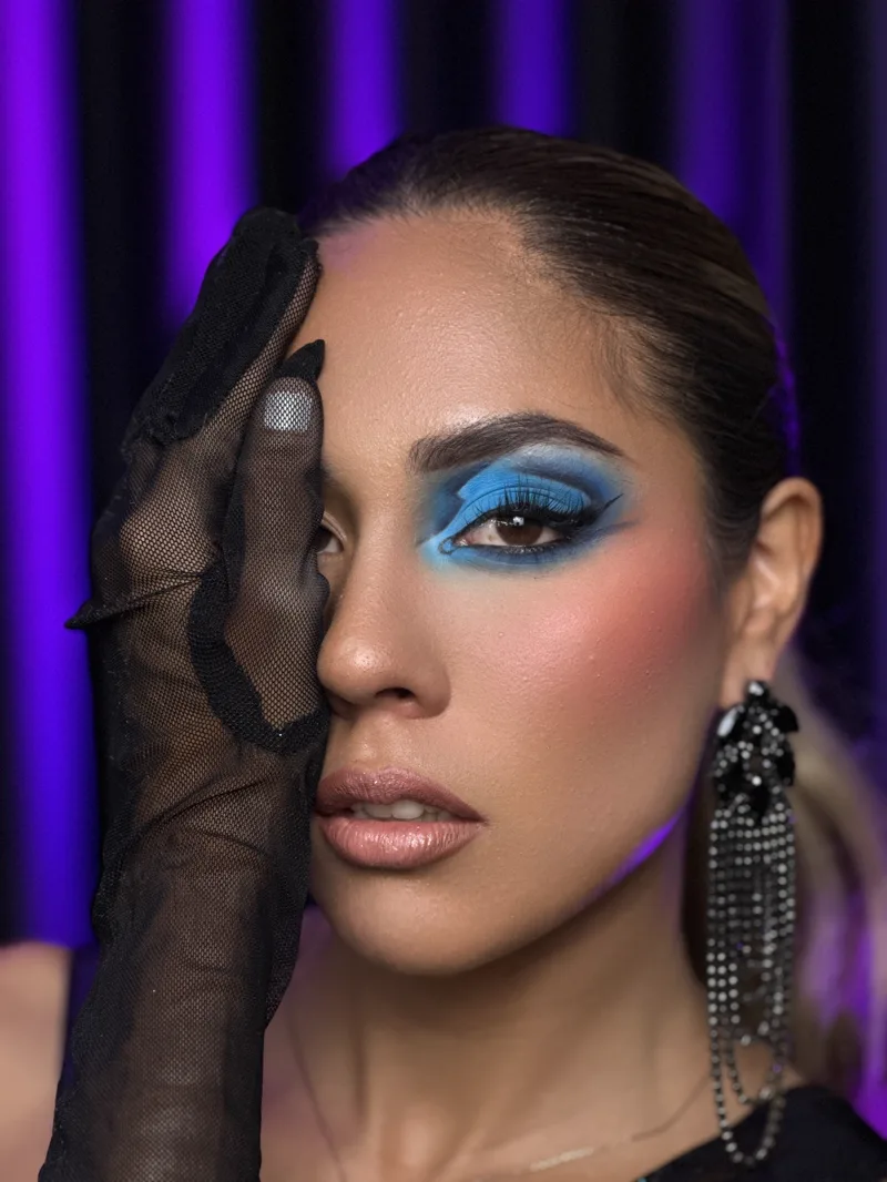 Maquillaje de ojo azul intenso con difuminado limpio y piel luminosa