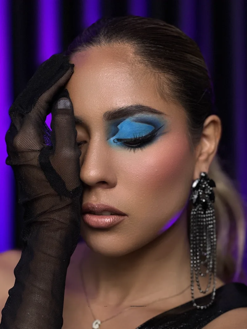 Ojo azul cerrado con difuminado degradado y acabado impecable