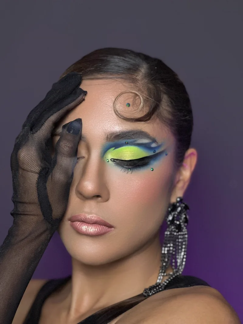 Maquillaje editorial verde limón con pedrería y piel satinada