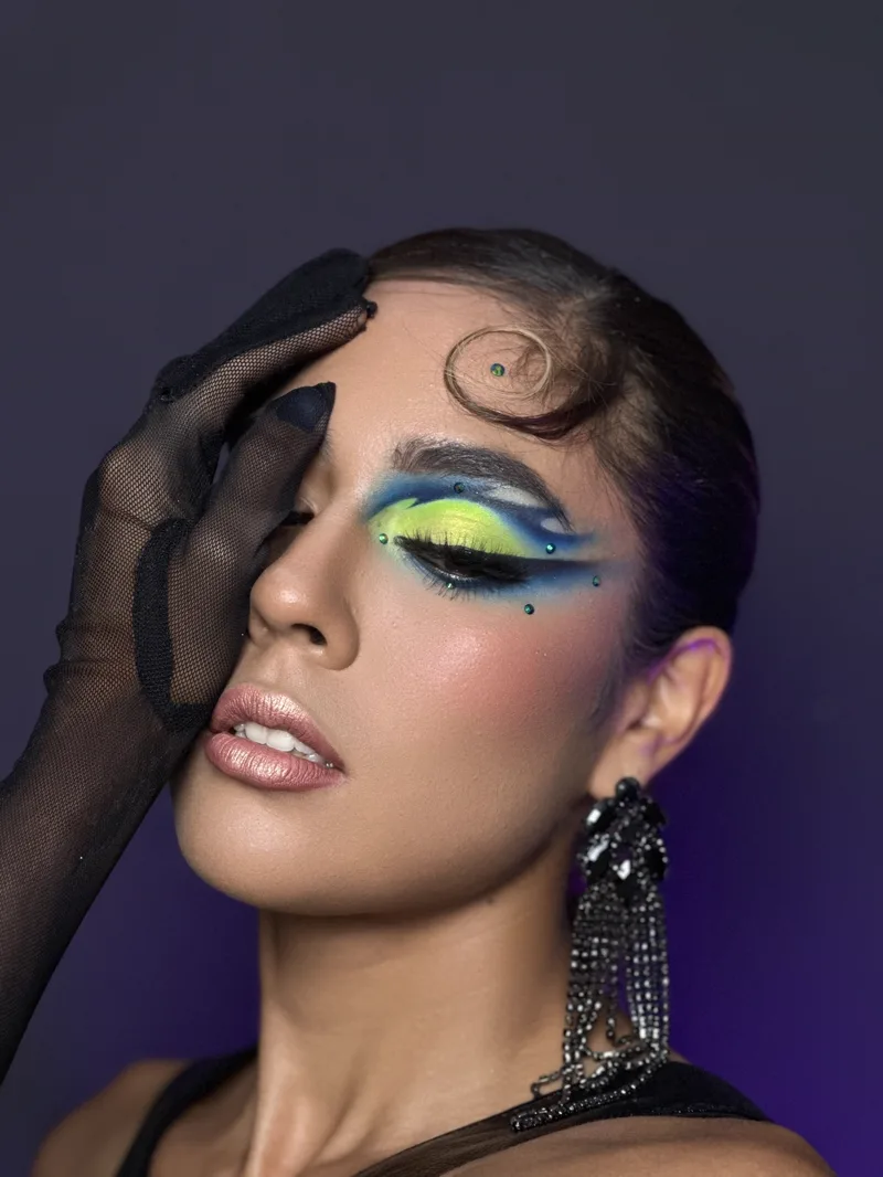 Ojo con trazo gráfico y difuminado azul sobre fondo violeta